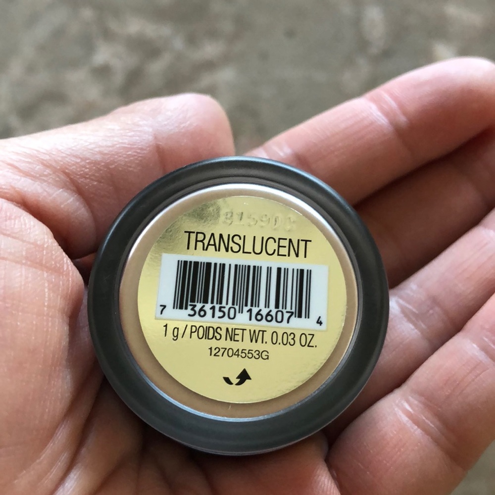 Laura Mercier Translucent Setting Powder - Picture 2 of 3